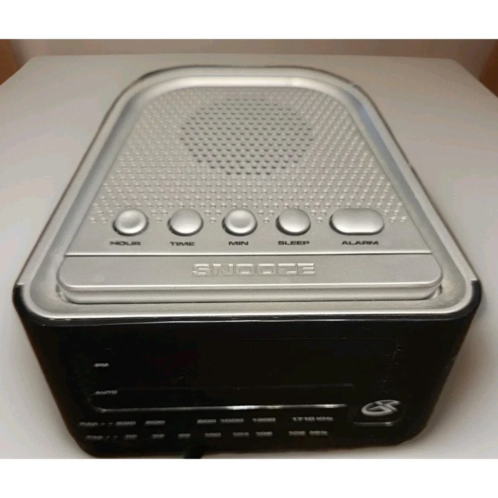 GPX Alarm Clock/ AM/FM Radio Model #CR1807 Runs on 9 Volt or Plug Tested Working